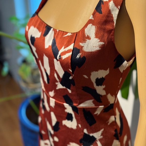 Want major power vibes? This Lush silky deep orange, navy& white jumpsuit is it - Picture 5 of 14